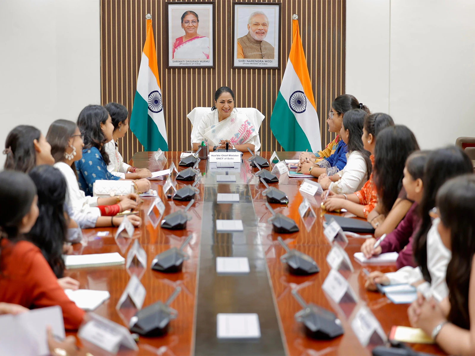 'दिल्ली की बेटियों की सुरक्षा और सम्मान सर्वोपरि', सीएम रेखा गुप्ता ने कॉलेज छात्राओं से की चर्चा