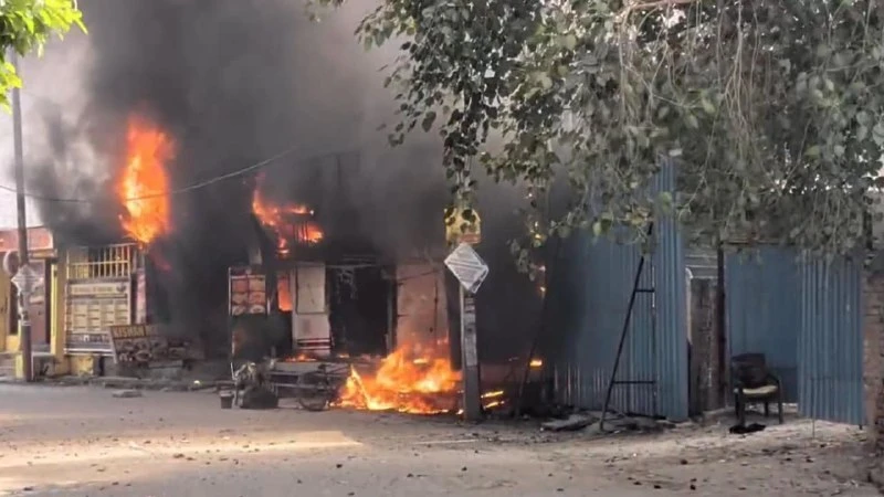 नोएडा के सेक्टर 126 में भीषण आग और सिलेंडर धमाके, एक व्यक्ति की मौत