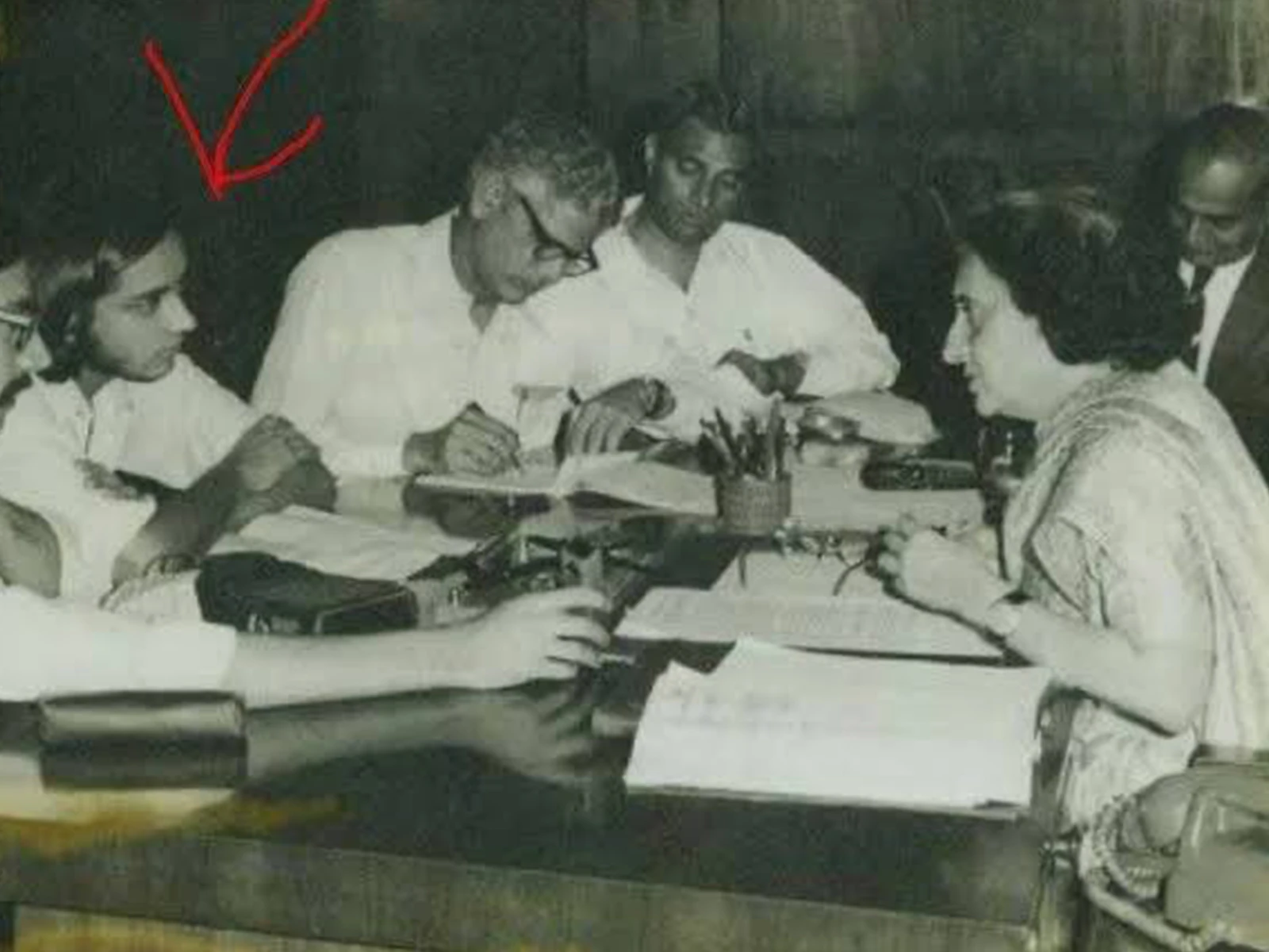 इंदिरा गांधी की पुण्यतिथि पर भावुक हुए शशि थरूर, याद किया छात्र जीवन और इंटरव्यू का किस्सा