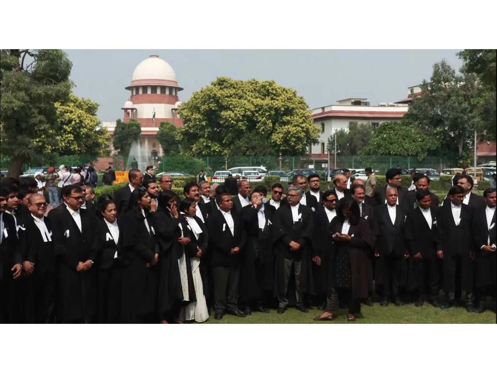 वकीलों की हिरासत के खिलाफ सुप्रीम कोर्ट में प्रदर्शन, परिसर में पढ़ी संविधान की प्रस्तावना