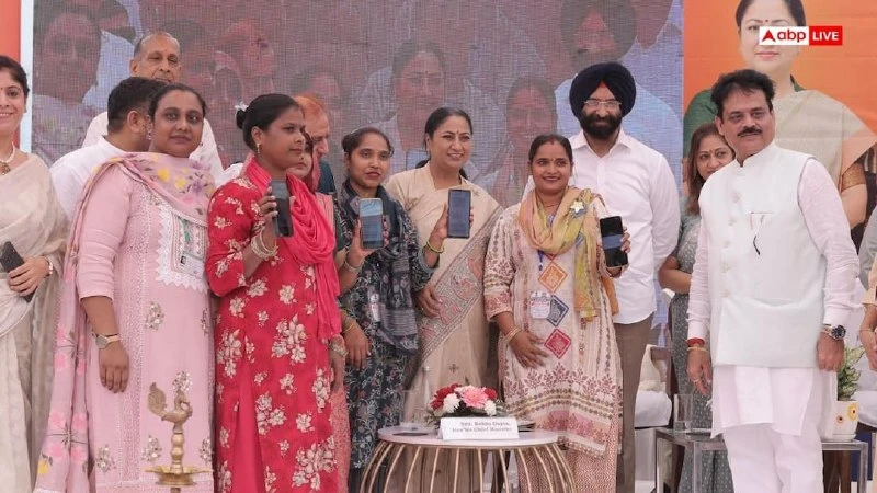 दिल्ली सीएम ने 5.25 लाख छात्रों के खातों में भेजे 71.93 करोड़, 24 'निगम श्री विद्यालय' बनाने का ऐलान