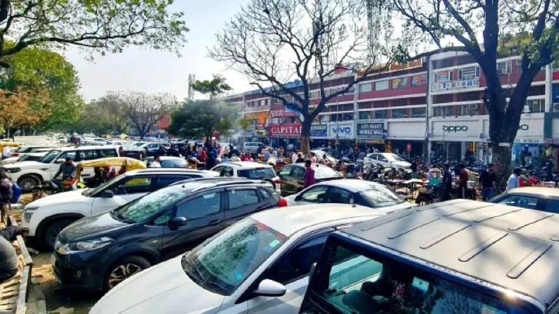 दिल्ली में अब एक जैसे होंगे पार्किंग चार्ज, LG ने ट्रैफिक संकट दूर करने के लिए बनाया मास्टर प्लान