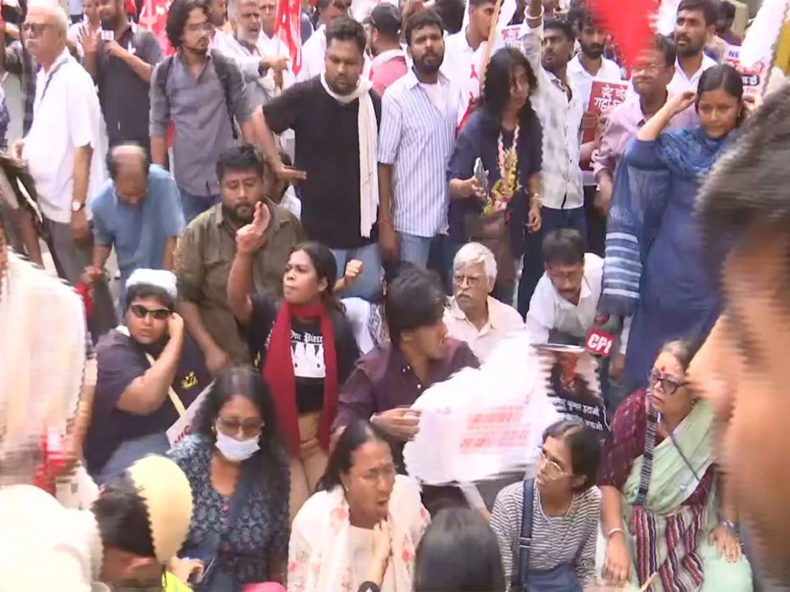 CEC ज्ञानेश कुमार के इस्तीफे की मांग को लेकर दिल्ली में भारी प्रदर्शन, भाजपा मुख्यालय के बाहर जुटे कार्यकर्ता