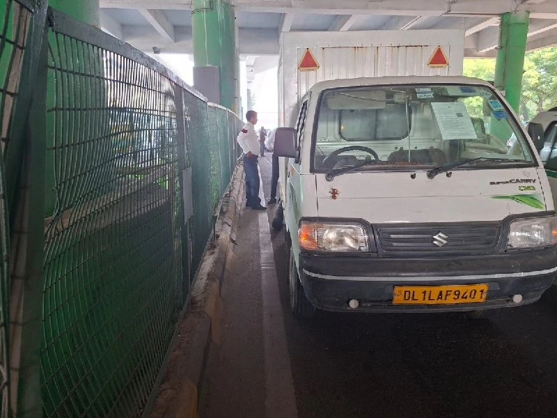 रिंग रोड पर भारी जाम: धौला कुआं से मोती बाग मार्ग पर वाहन खराब, रूट बदलें