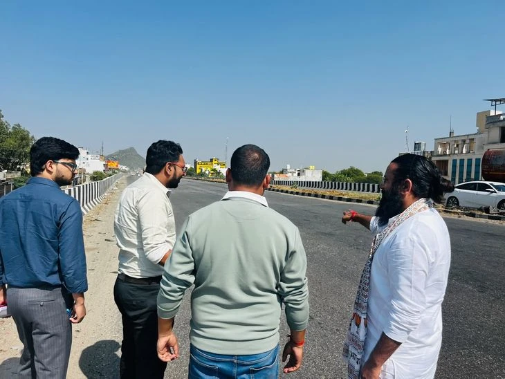दिल्ली तिराहा ब्रिज दिसंबर तक होगा शुरू, ट्रैफिक से राहत के लिए अंडरपास की उठी मांग