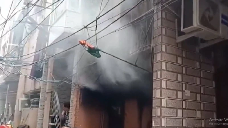जहांगीरपुरी में गैस सिलेंडर से लगी भीषण आग, बुझाते समय घायल हुआ फायरफाइटर