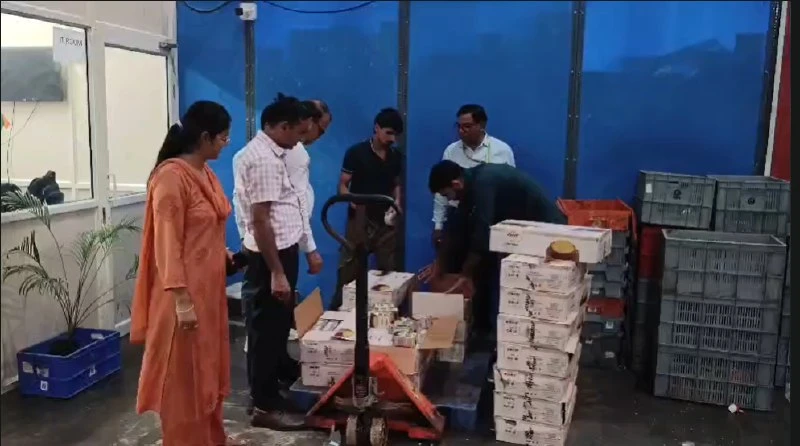 नवरात्रि से पहले दादरी के सिटी मॉल में फूड सेफ्टी विभाग की रेड, भारी मात्रा में घी और मिर्च जब्त