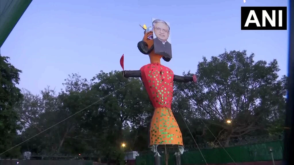 CEC ज्ञानेश कुमार के खिलाफ यूथ कांग्रेस का प्रदर्शन, चेहरे वाला रावण जलाया