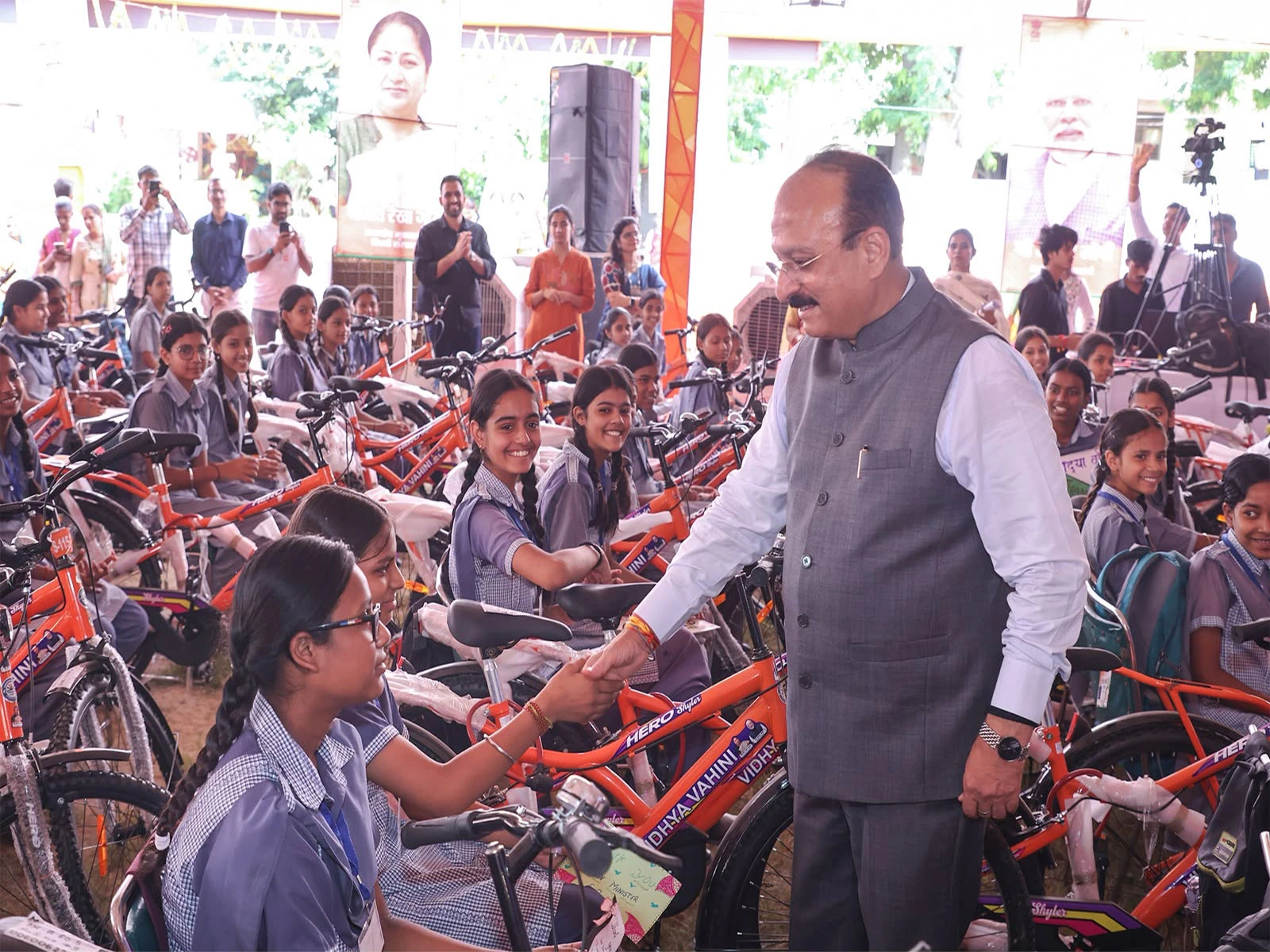 विद्या वाहिनी योजना: दिल्ली की छात्राओं को मिली साइकिलें, शिक्षा मंत्री ने बढ़ाया हौसला