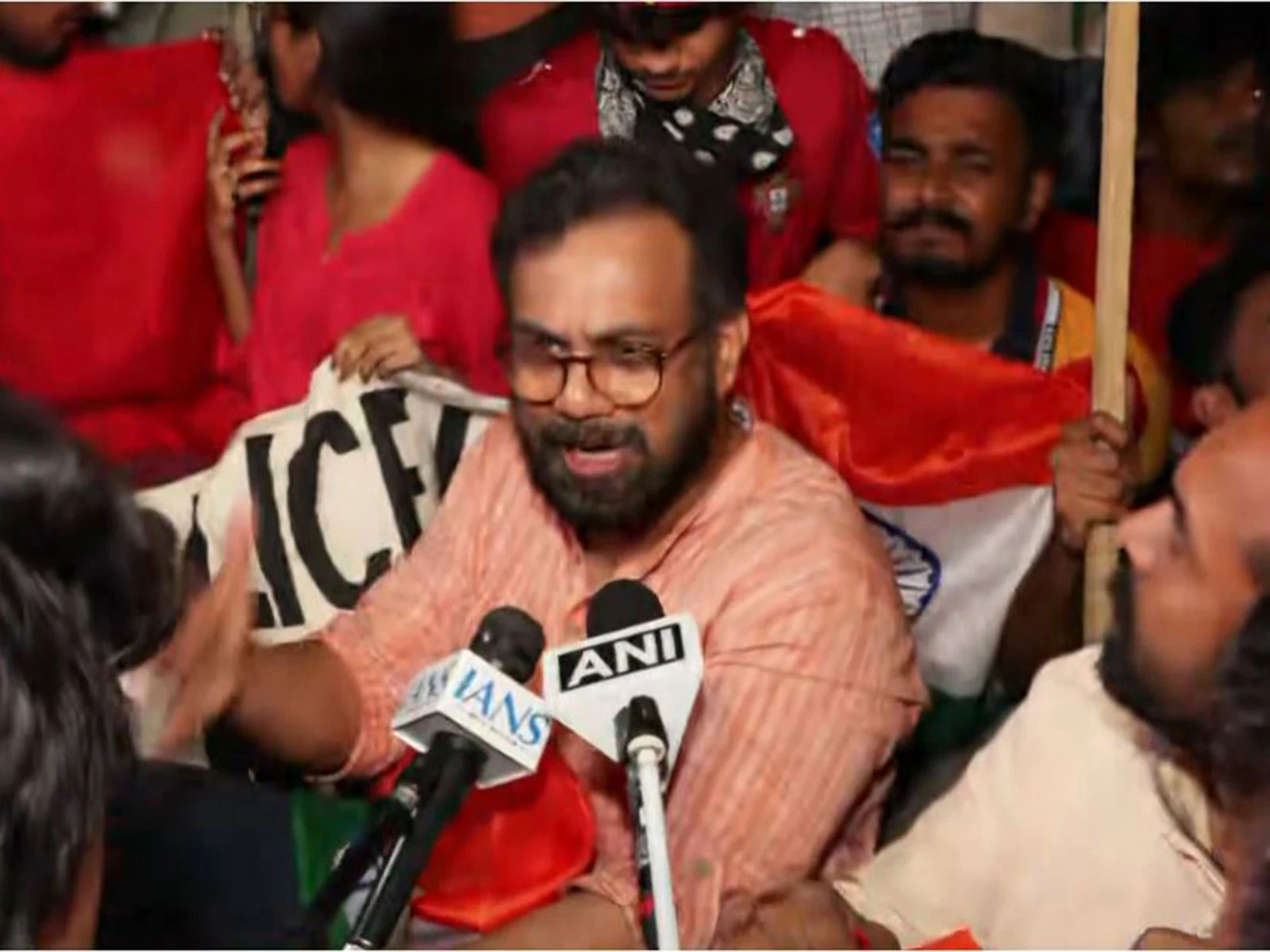'लेहरा दो तिरंगा' मार्च: दिल्ली पुलिस की पाबंदियों को तोड़ कनॉट प्लेस पहुंचे प्रदर्शनकारी, 150 हिरासत में