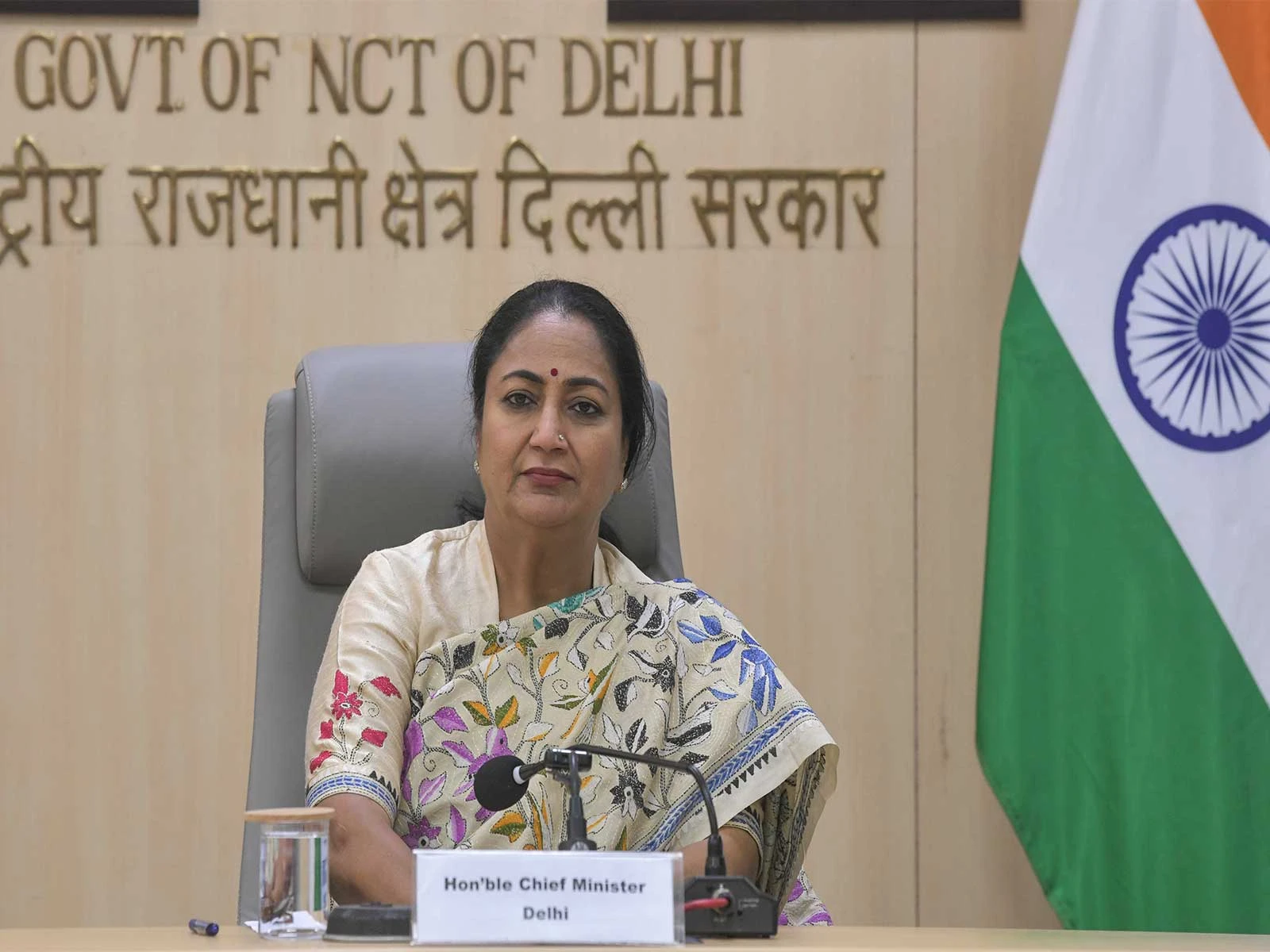दिल्ली में विरोध प्रदर्शन के दौरान हंगामा, सीएम रेखा गुप्ता ने विपक्ष पर लगाया अराजकता फैलाने का आरोप
