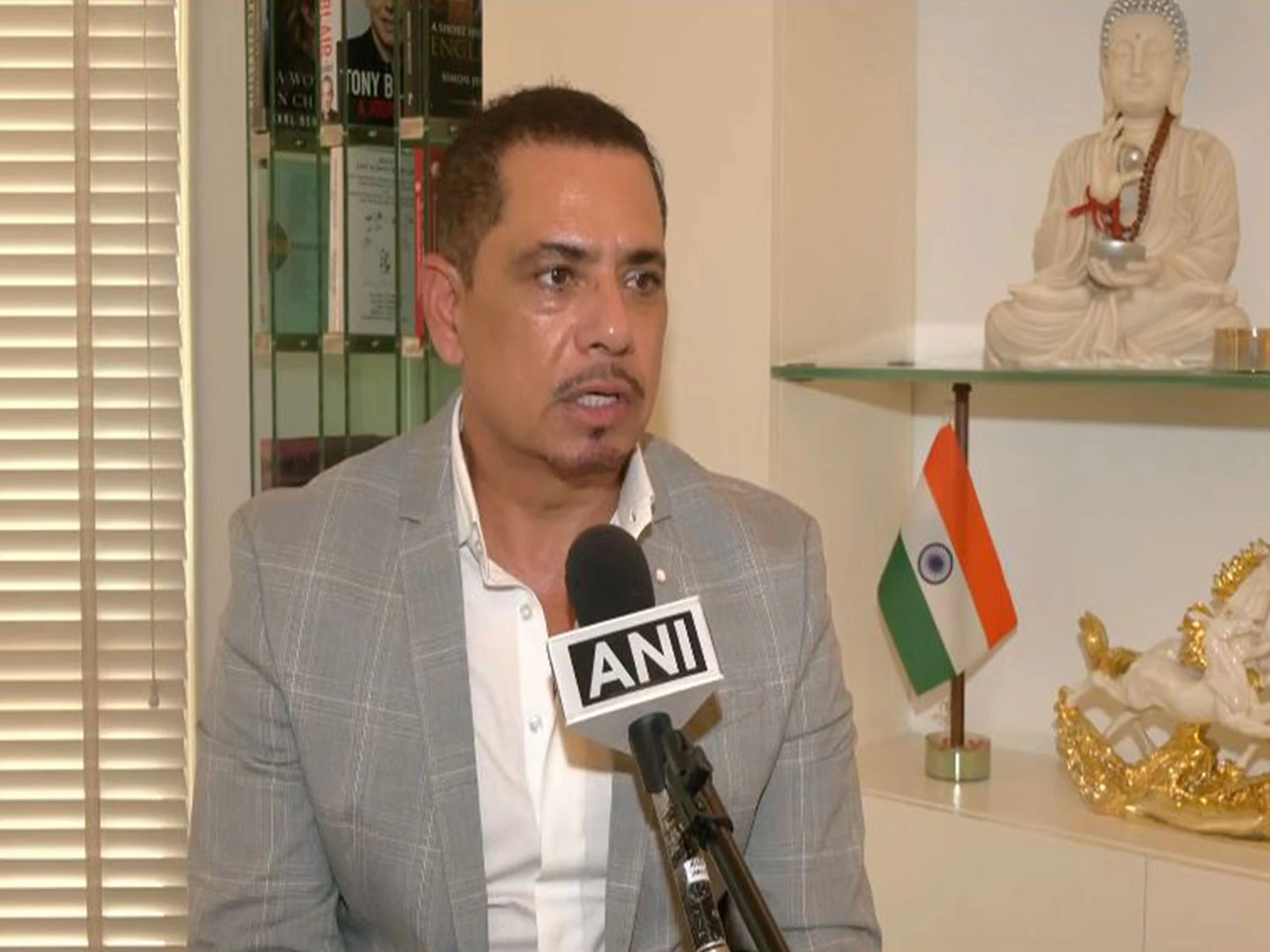 बीकानेर हाउस में प्रदर्शनी पर रोक, रॉबर्ट वाड्रा बोले- बेटे के हुनर को कोई नहीं रोक सकता