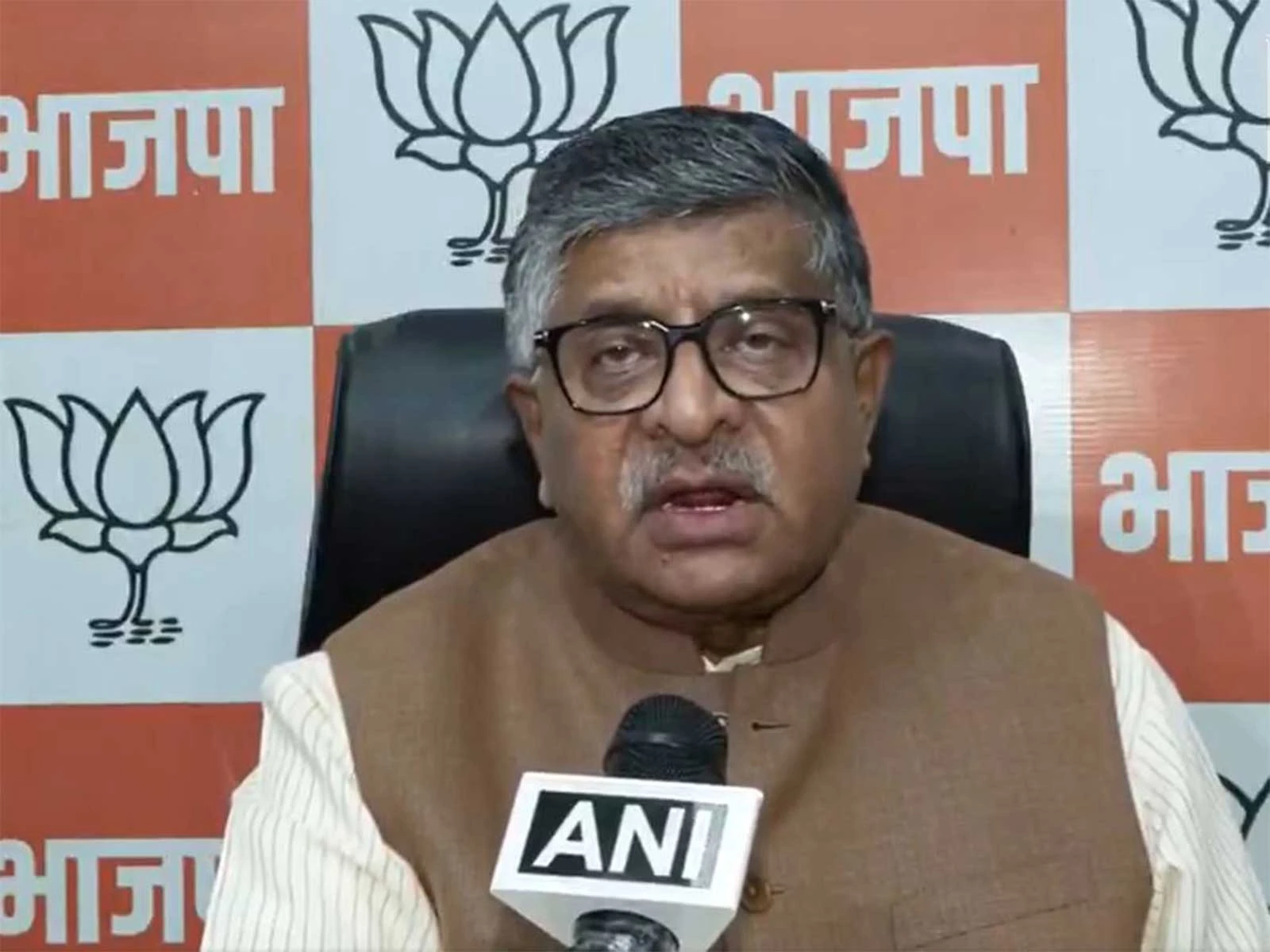 "देश में अराजकता फैलाना चाहते हैं", रवि शंकर प्रसाद ने राहुल गांधी पर साधा निशाना