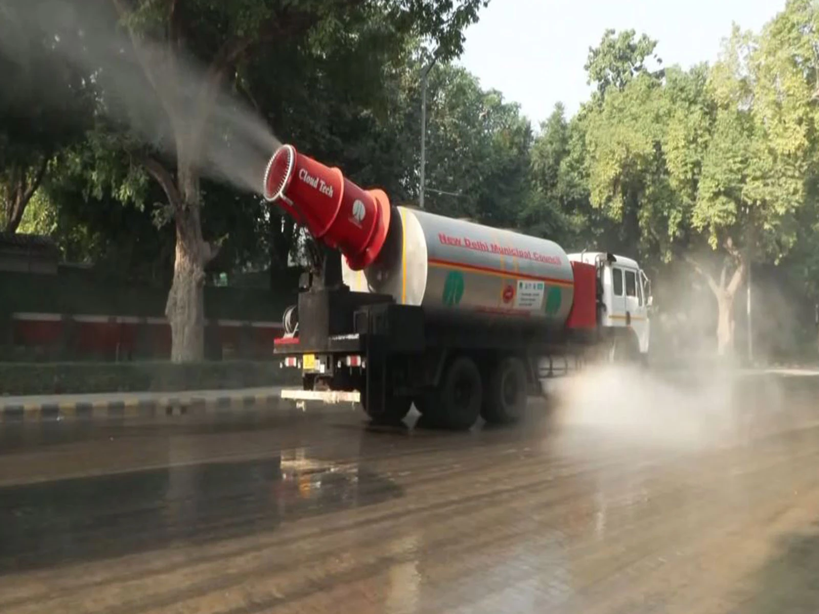 दिल्ली की हवा में मामूली सुधार, लेकिन यमुना में फिर लौटा जहरीला सफेद झाग