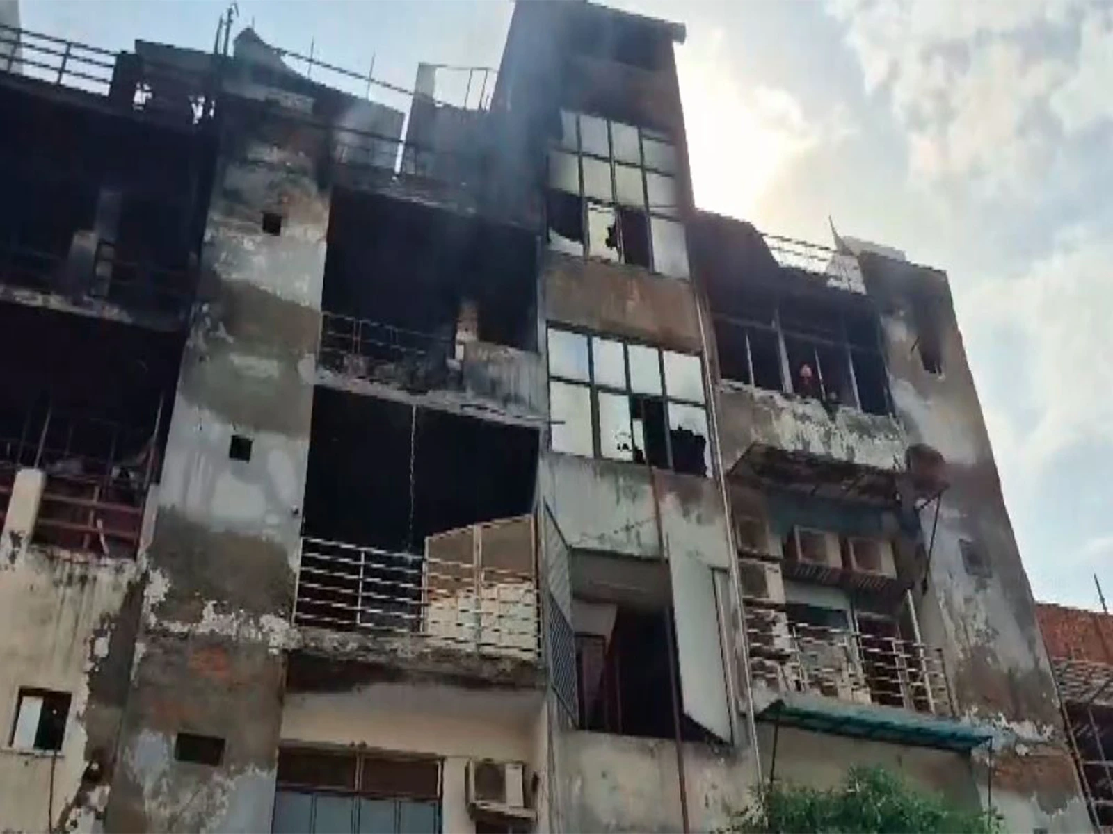 मायापुरी की फैक्ट्री में भीषण आग: 15 घंटे की मशक्कत और 35 दमकलों ने पाया काबू