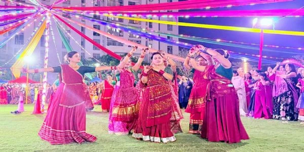 गुरुग्राम: डांडिया नाईट में थिरके लोग, सेक्टर-83 के पार्क में दिखा उत्सव का रंग