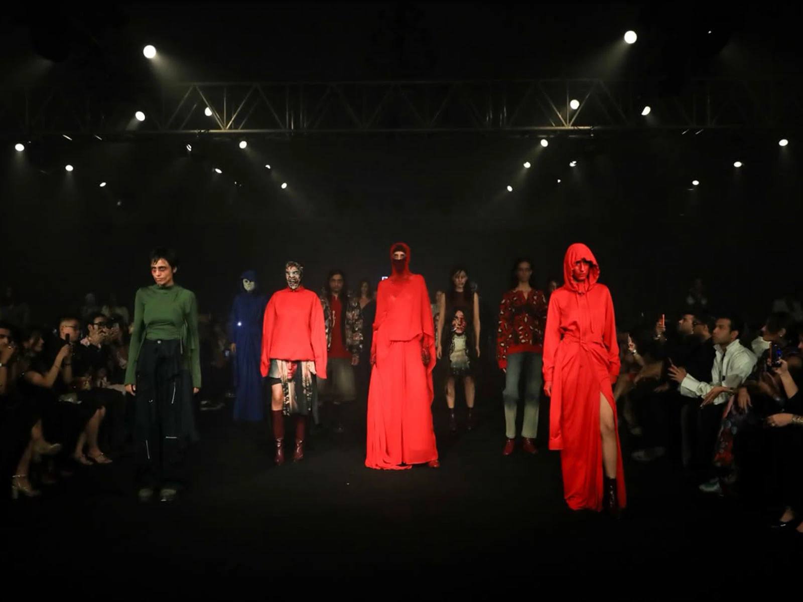 Lakme Fashion Week: R|Elan और HUEMN ने पेश किया स्पोर्ट्सवियर और भारतीय शिल्प का अनोखा संगम