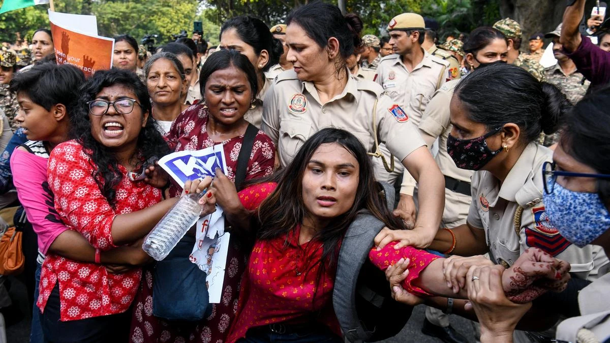 वोटर लिस्ट संशोधन के खिलाफ दिल्ली में बवाल, 100 से ज्यादा प्रदर्शनकारी हिरासत में