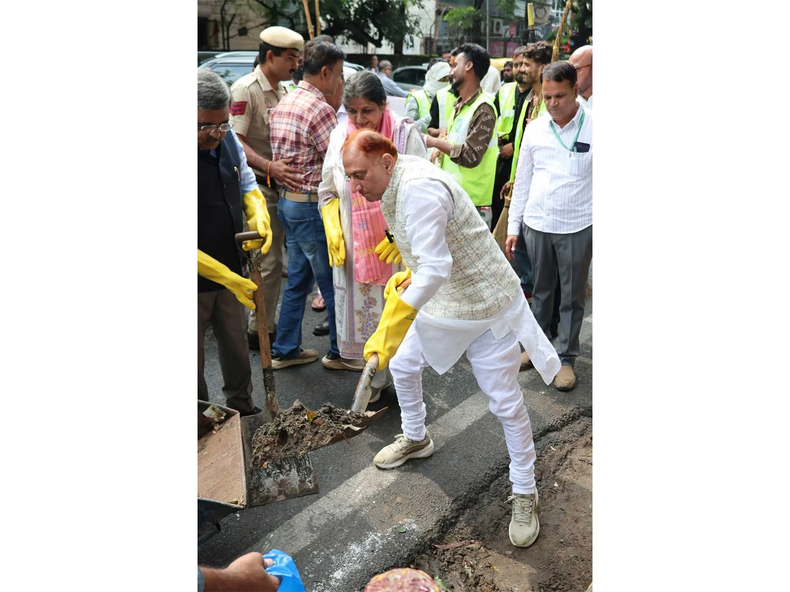 मालवीय नगर में उतरे दिल्ली मेयर प्रवेश वाही, खुद सड़क साफ कर दिया स्वच्छता का संदेश