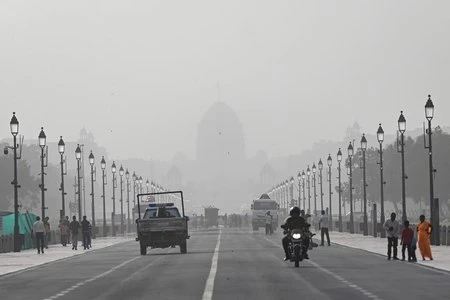 चक्रवात अर्नब का असर: दिल्ली-NCR में बारिश और तेज हवाओं का अलर्ट, गिरेगा पारा