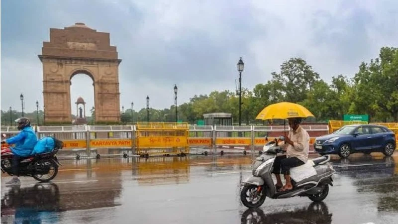 दिल्ली में 4 साल का रिकॉर्ड टूटा: अक्टूबर की सबसे भारी बारिश से थमी रफ्तार, IMD का रेड अलर्ट