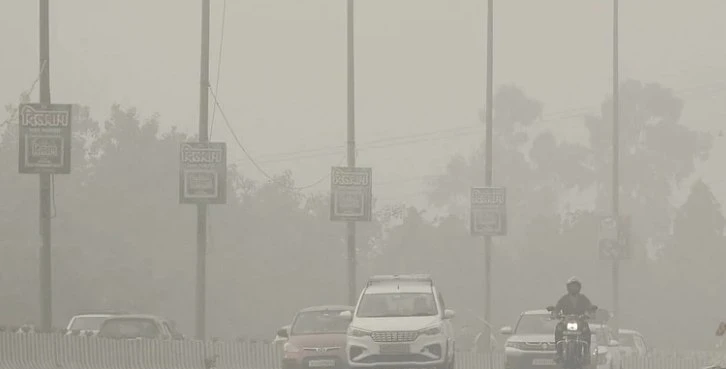 दशहरा उत्सव के बाद दिल्ली-NCR की हवा हुई जहरीली, AQI 'पुअर' श्रेणी में पहुंचा