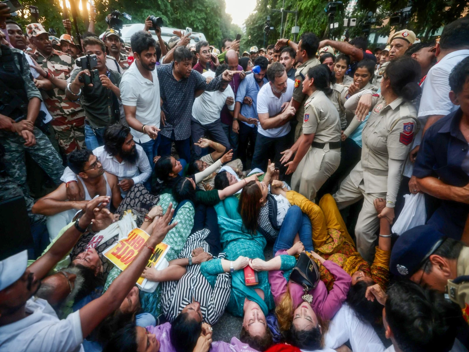 पुलिसकर्मियों पर हमले का आरोप: राहुल और प्रियंका गांधी के खिलाफ 3 FIR दर्ज