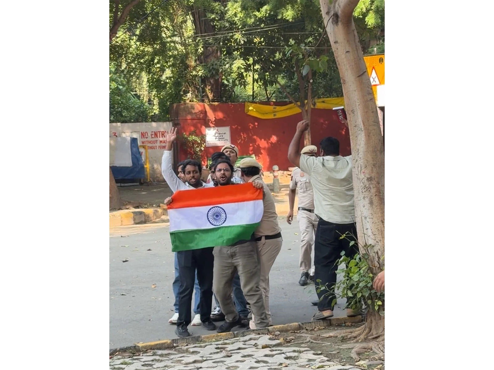 जंतर मंतर पर तिरंगा लहराना अपराध? CJP कार्यकर्ताओं की गिरफ्तारी पर एकजुट हुआ विपक्ष