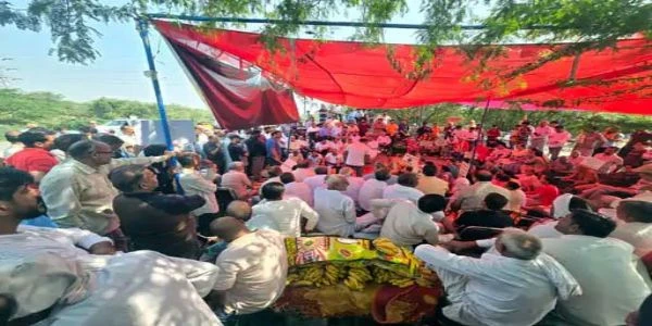 फरीदाबाद: अरावली में कूड़ा डालने की योजना के खिलाफ ग्रामीणों का हल्लाबोल, धरना जारी