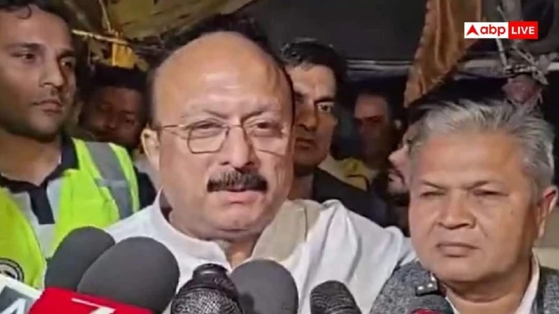 दिल्ली के मिलन गार्डन में निर्माणाधीन स्लैब गिरा, मलबे में दबे लोगों की तलाश जारी