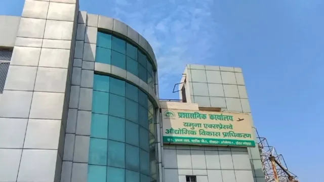 नोएडा अथॉरिटी का अवैध निर्माण पर बड़ा एक्शन, हाजीपुर और सालपुरपुर में खरीदारों को दी चेतावनी