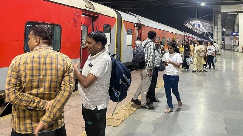 दिल्ली में CJP के विरोध प्रदर्शन से रेल सेवाएं ठप, लगातार तीसरे दिन यात्री परेशान