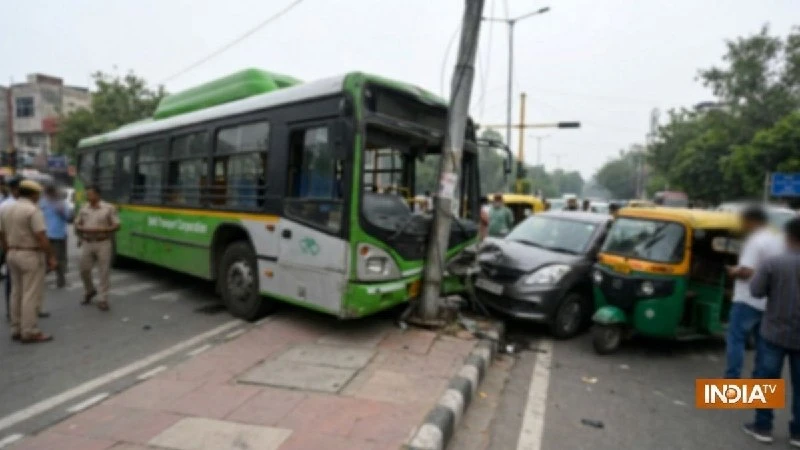 आनंद पर्वत में बेकाबू DTC बस ने कई वाहनों को रौंदा, एक की मौत और 4 घायल