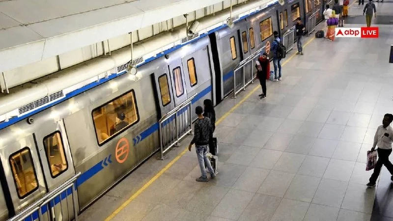 दिल्ली मेट्रो में दो बड़ी घटनाएं: वायलेट लाइन पर ट्रैक पर कूदा शख्स, जामा मस्जिद स्टेशन से संदिग्ध सोना बरामद