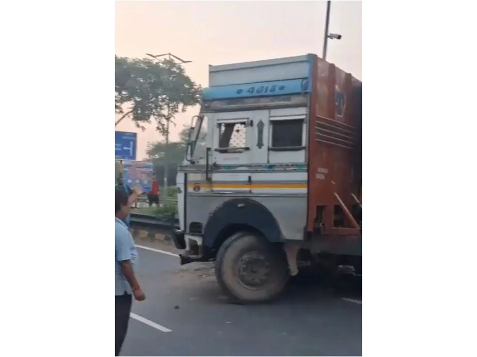 रिंग रोड अलर्ट: सराय काले खां से आश्रम के बीच एक लेन बंद,B भारी वाहन खराब होने से लगा जाम