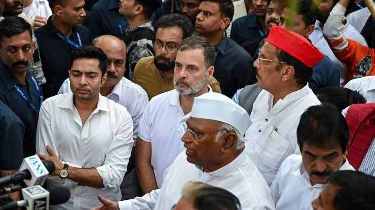 CEC के इस्तीफे की मांग: राहुल गांधी के नेतृत्व में इंडिया गठबंधन का सुप्रीम कोर्ट की ओर मार्च