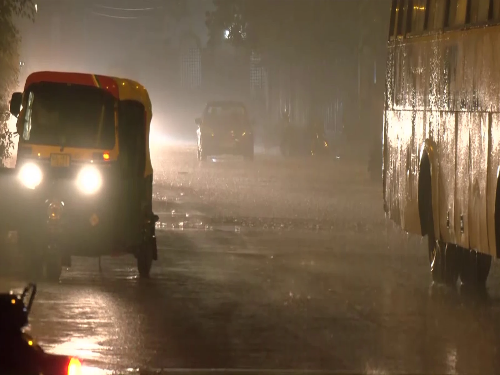 दिल्ली में रातभर हुई झमाझम बारिश, AQI गिरा और मौसम हुआ सुहाना, अब सर्दियों की बारी