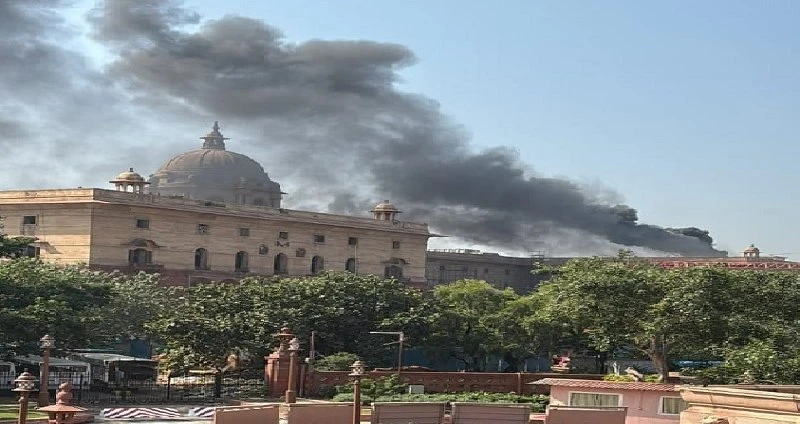 दिल्ली के नॉर्थ ब्लॉक में लगी भीषण आग, मौके पर पहुंचीं 6 दमकल गाड़ियां