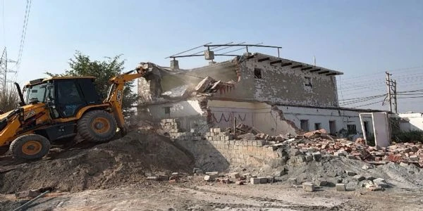 गुरुग्राम: प्रदूषण पर MCG का कड़ा प्रहार, दौलताबाद में दो अवैध RMC प्लांट ध्वस्त