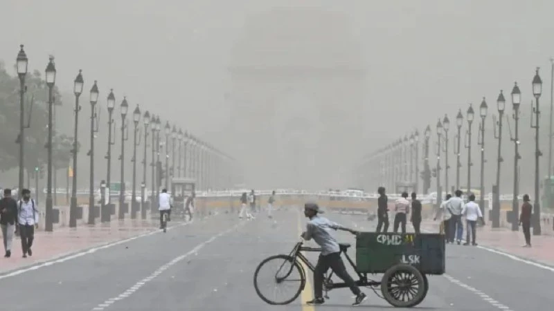 दिल्ली में भारी बारिश और तेज हवाओं का कहर, IMD ने जारी किया ऑरेंज अलर्ट