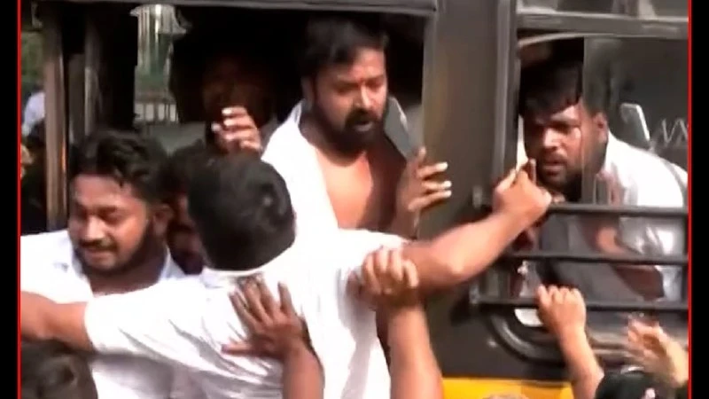 CEC के इस्तीफे की मांग पर दिल्ली में NSUI का प्रदर्शन, पुलिस ने कार्यकर्ताओं को पकड़ा