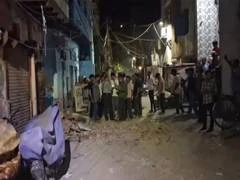 दिल्ली के वेलकम इलाके में बालकनी गिरने से बच्चा घायल, मलबे से बचाए गए लोग