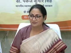सीएम रेखा गुप्ता ने हादसे में अपनों को खोने वाले परिवारों को बांटे सहायता चेक