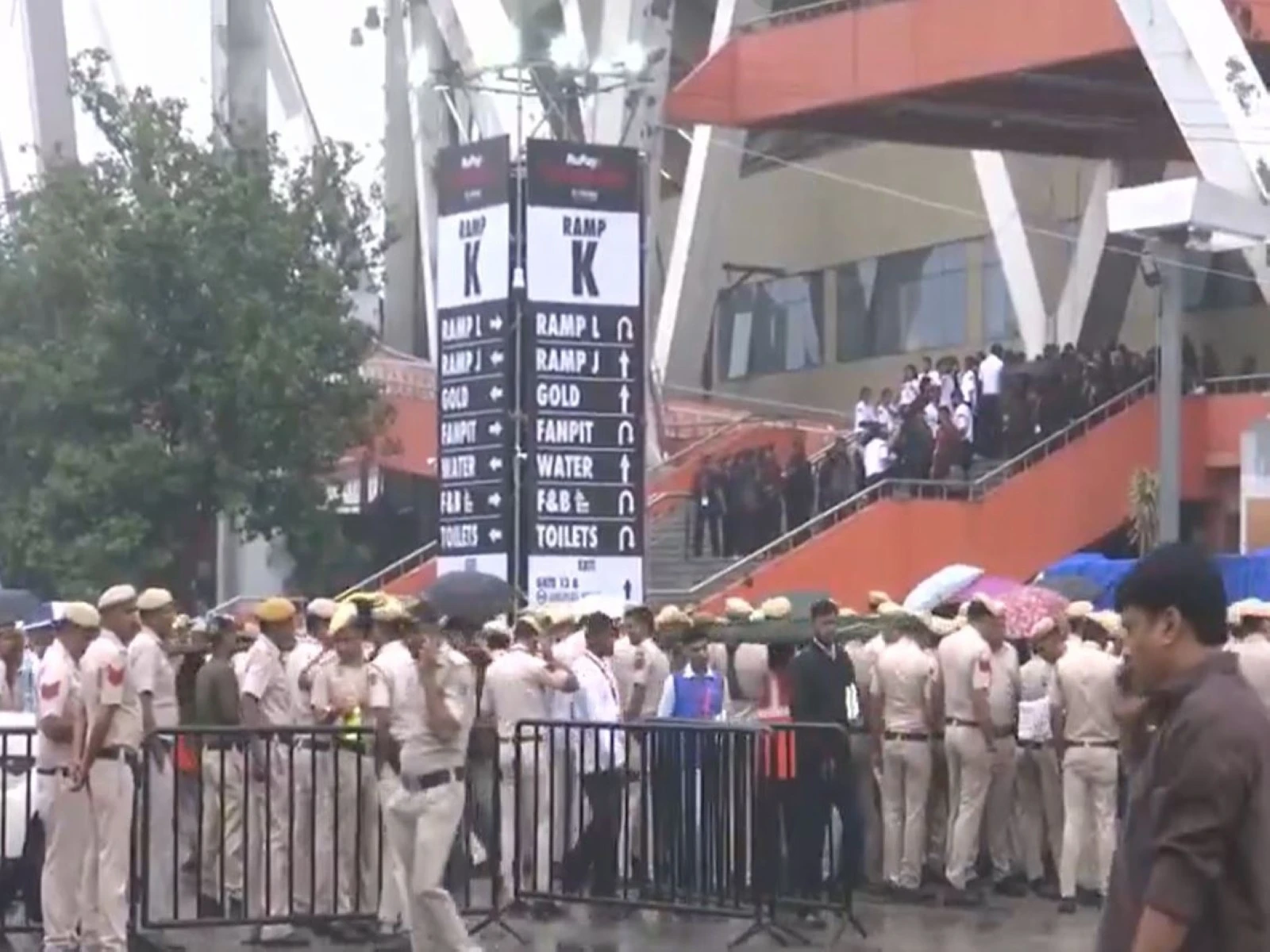 दिलजीत दोसांझ दिल्ली कॉन्सर्ट: JLN स्टेडियम में सुरक्षा सख्त, पुलिस ने दी मेट्रो इस्तेमाल की सलाह