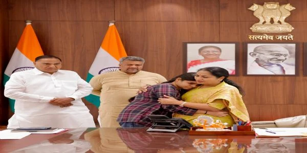 सीएम रेखा गुप्ता ने हादसे पीड़ितों को बांटे सहायता चेक, परिवारों को दी मदद