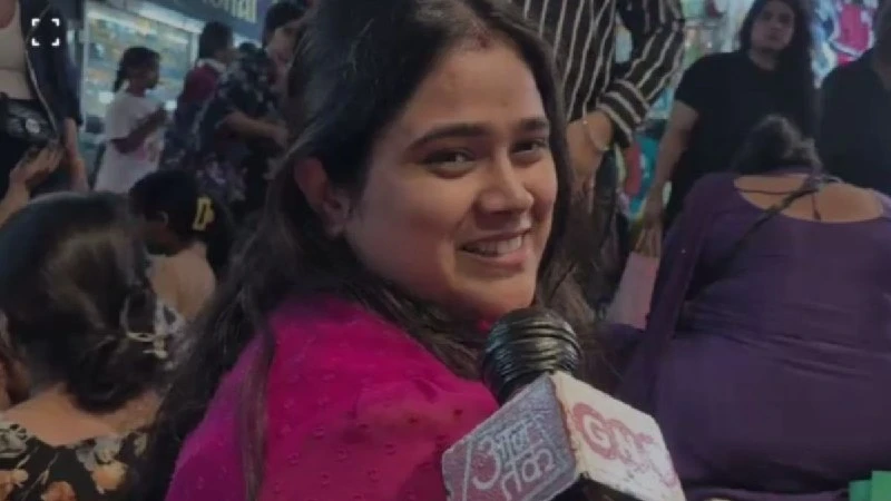 करवा चौथ पर दिल्ली के बाजारों में उमड़ी भीड़, परंपरा से जुड़ीं कुंवारी लड़कियां
