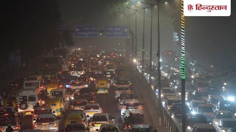 दिल्ली की हवा फिर हुई जहरीली, AQI 'खराब' श्रेणी में पहुंचा; सरकार ने तैयार किया एक्शन प्लान