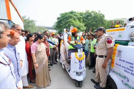दिल्ली की सफाई व्यवस्था होगी चाक-चौबंद, सीएम रेखा गुप्ता ने लॉन्च किए 500 से ज्यादा MCD वाहन