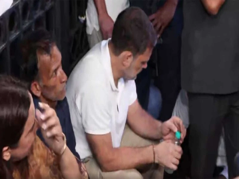 इंडिया गेट पर राहुल और प्रियंका गांधी ने जताया अंकिता भंडारी के माता-पिता का समर्थन