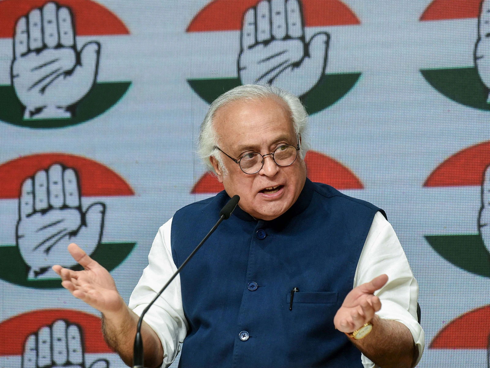 'धोखेबाज और भ्रामक है चुनाव आयोग': सुप्रीम कोर्ट में दाखिल हलफनामे पर जयराम रमेश का बड़ा हमला